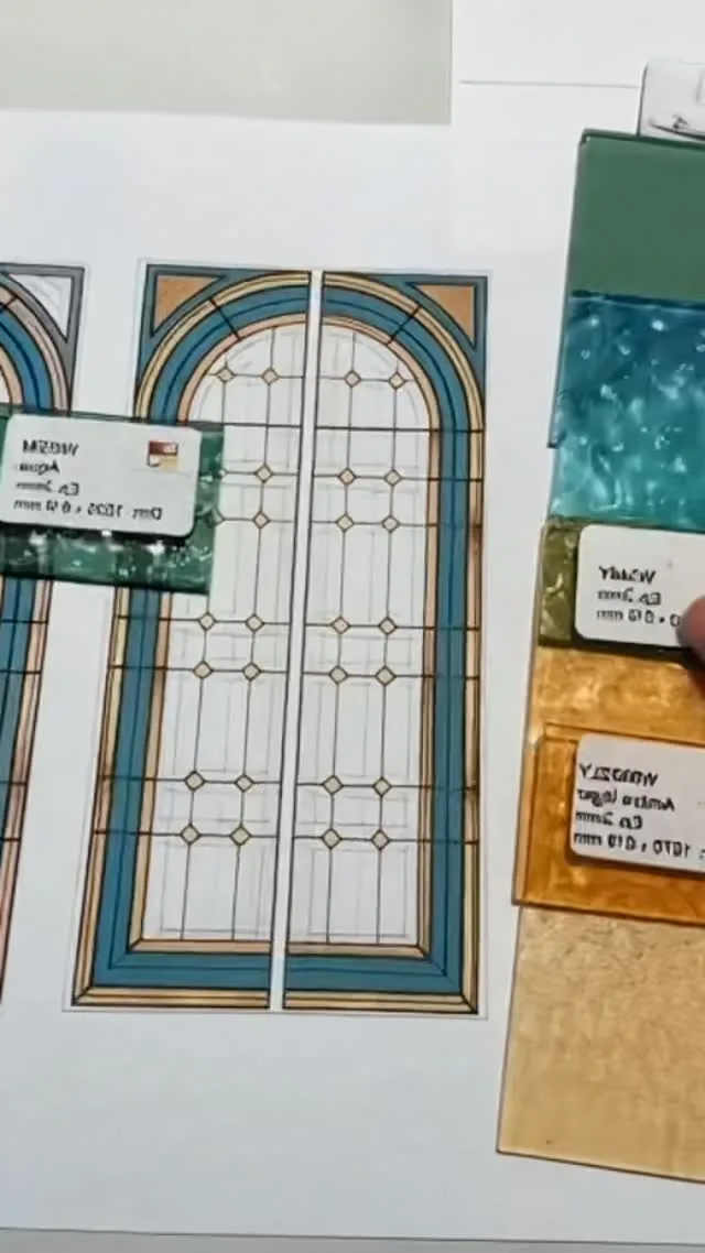 Le carton dessiné à la main sur l'établi de l'atelier: un vitrail commence toujours par un tracé grandeur nature